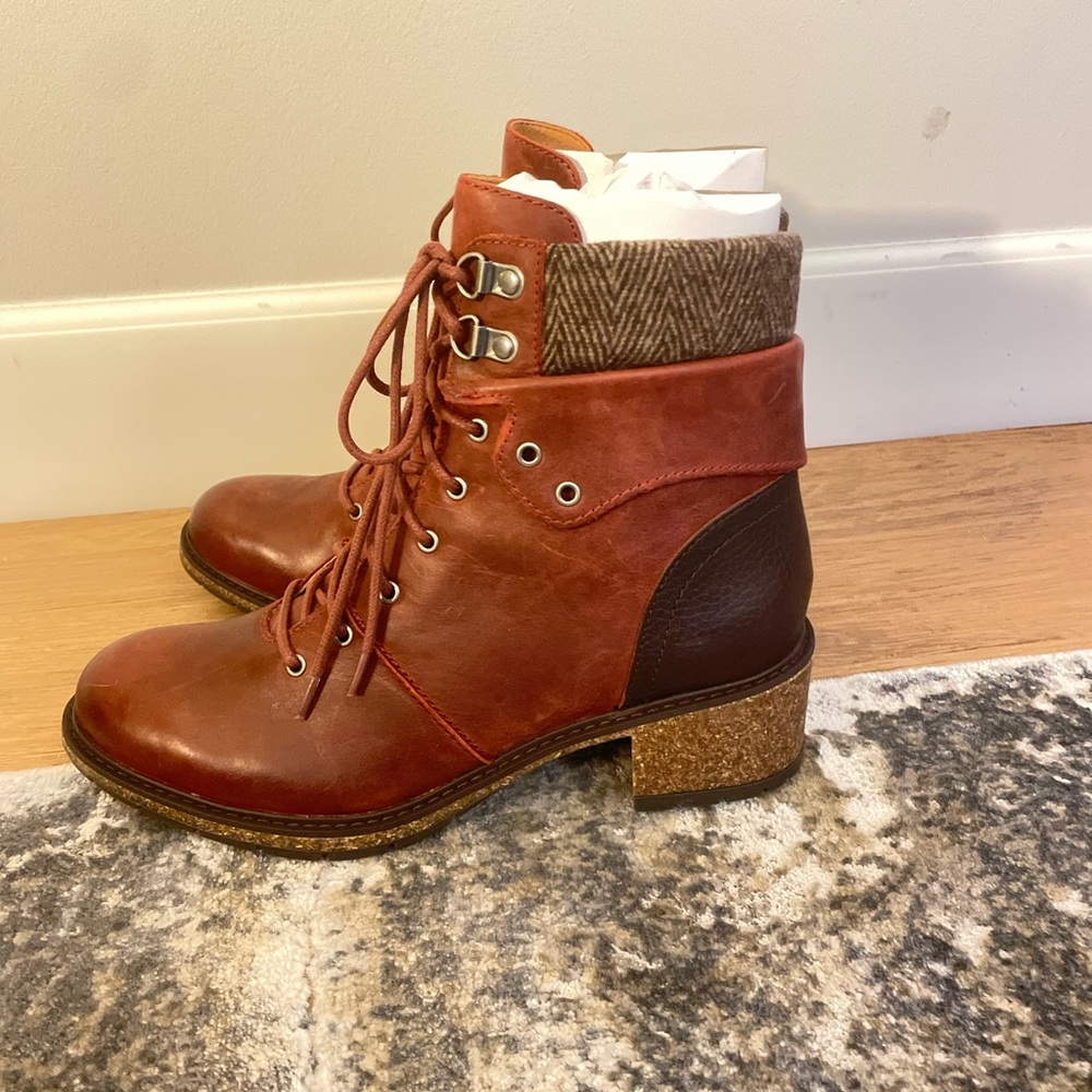 AETREX Aubry Arch Support Weatherproof lace up boot in red size 8